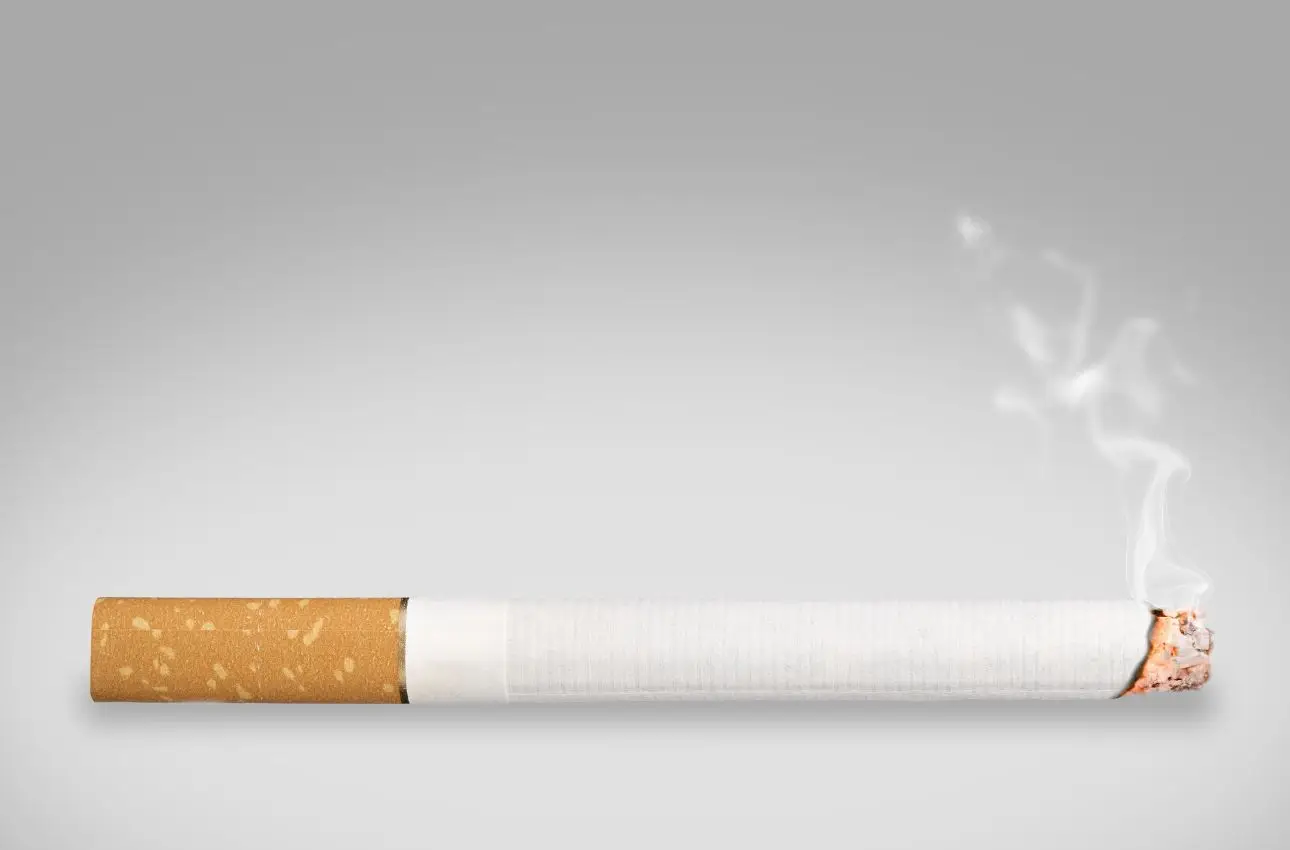 Vuoi fumare senza nicotina? Ecco costi e verità sui dispositivi alternativi
